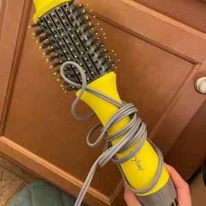 Double Shot Round Blow-Dryer Brush
DRYBAR